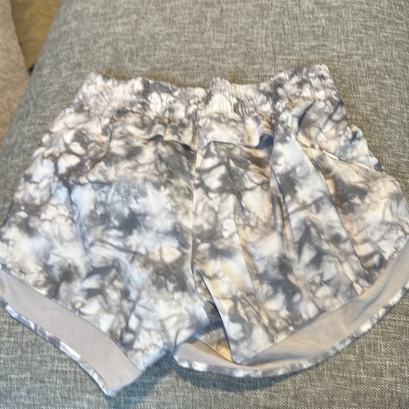 Athleta Printed Mesh Racer Run Short 4" Size Medium - Picture 5 of 8